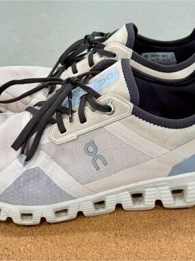 On oncloud Running women’s size 8 OnCloud Sneakers